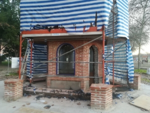 Parte de la maya ha sido quemada y hay daño por el humo en azulejos, ladrillos y ventanas en el Monumento al Camino de Guadalupe