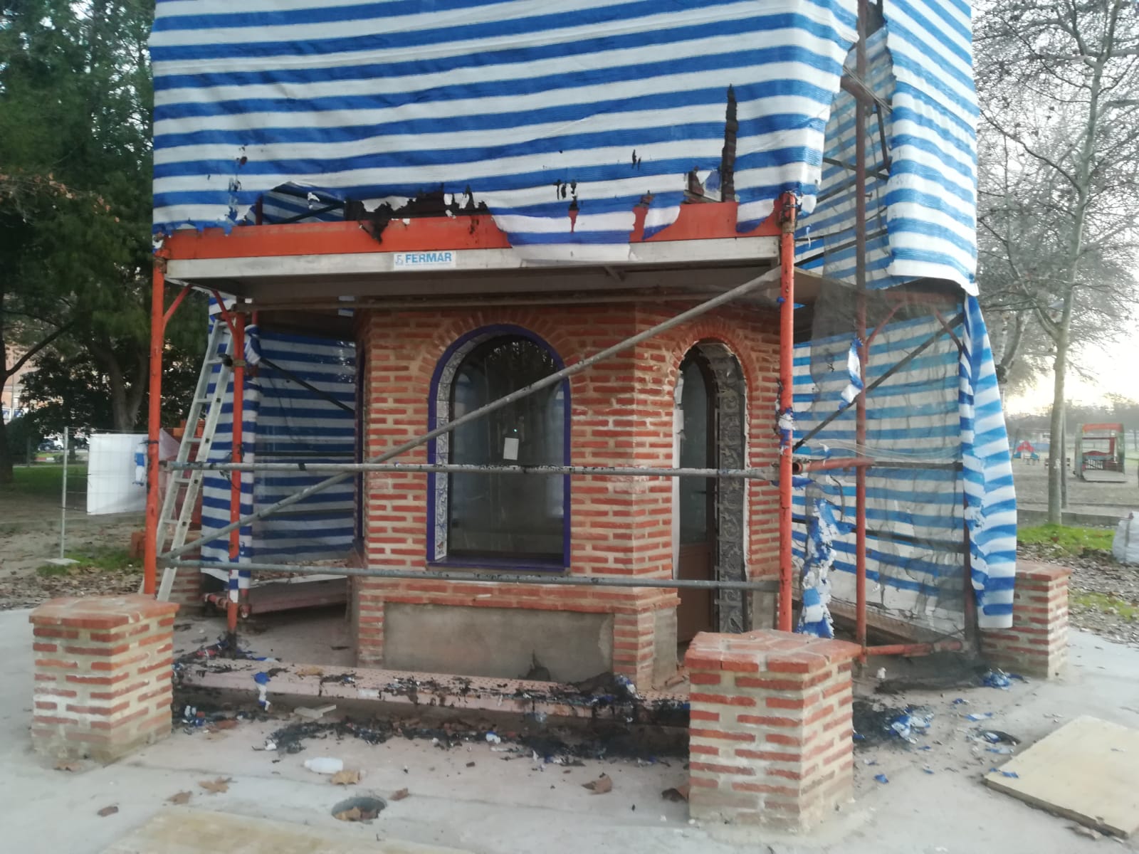 Parte de la maya ha sido quemada y hay daño por el humo en azulejos, ladrillos y ventanas en el Monumento al Camino de Guadalupe