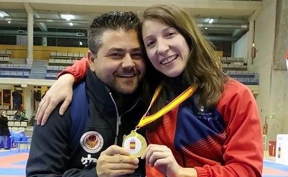 Isabel Fernández, con la medalla de oro que logró en kata en silla de ruedas