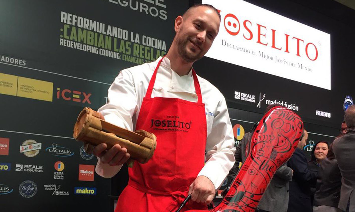 Javier Ugidos, el cocinero toledano, junto a su croqueta y el jamón de 3.000 euros que se ha llevado de premio