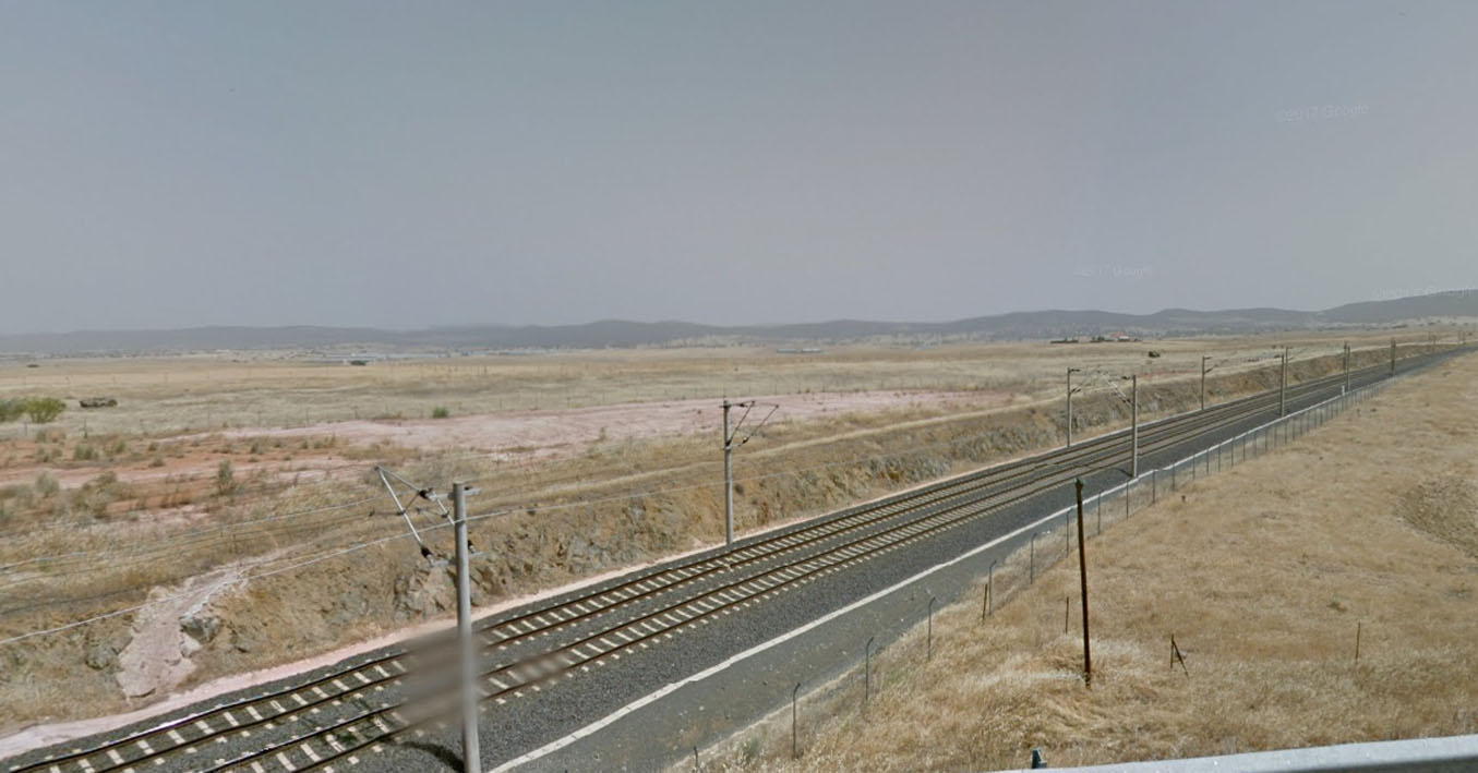 Imagen de la línea de tren entre Ciudad Real y Badajoz, a la altura de Almodóvar del Campo.
