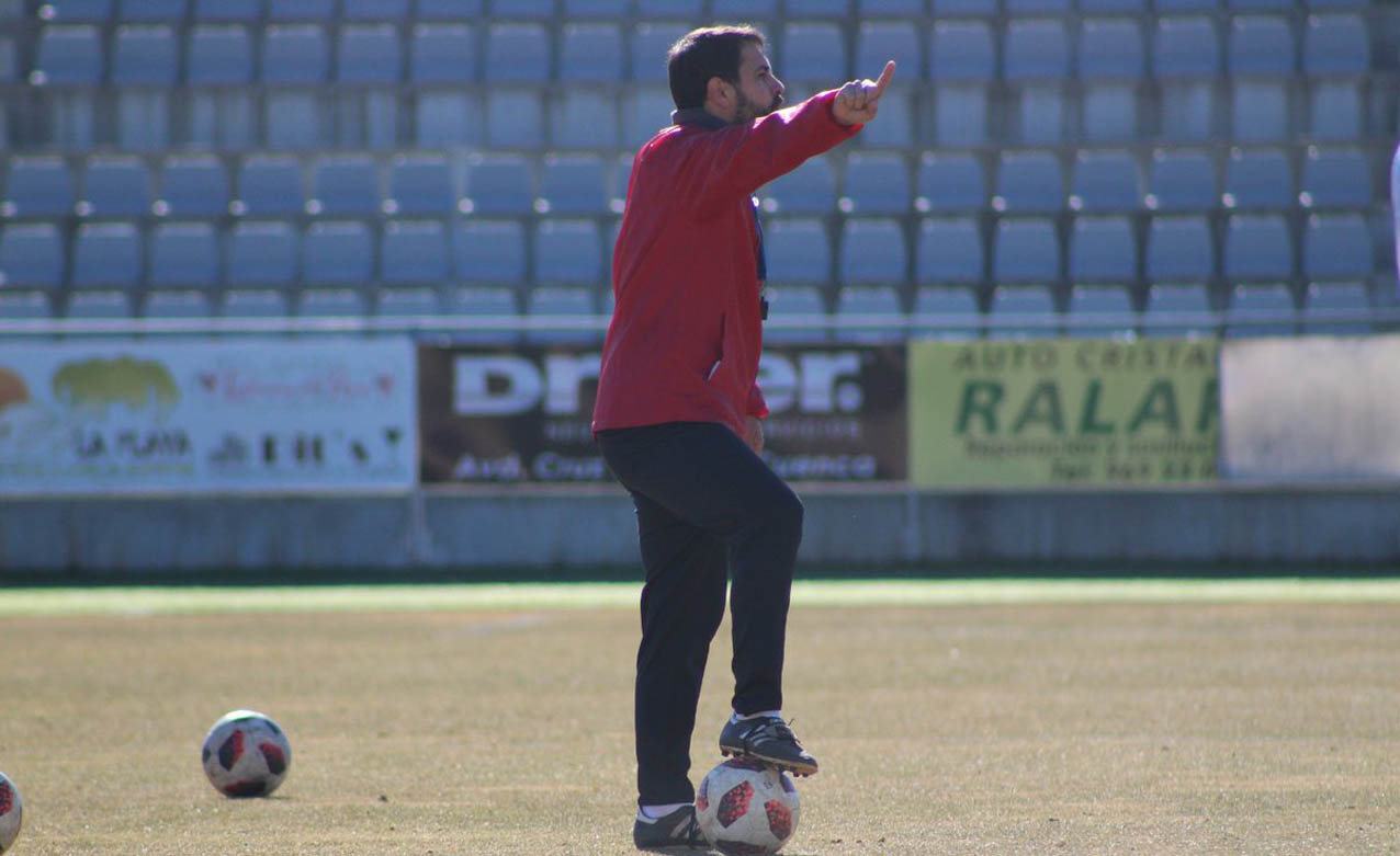 El exentrenador de la UB Conquense, Luis Ayllón, dirigiendo un entrenamiento.