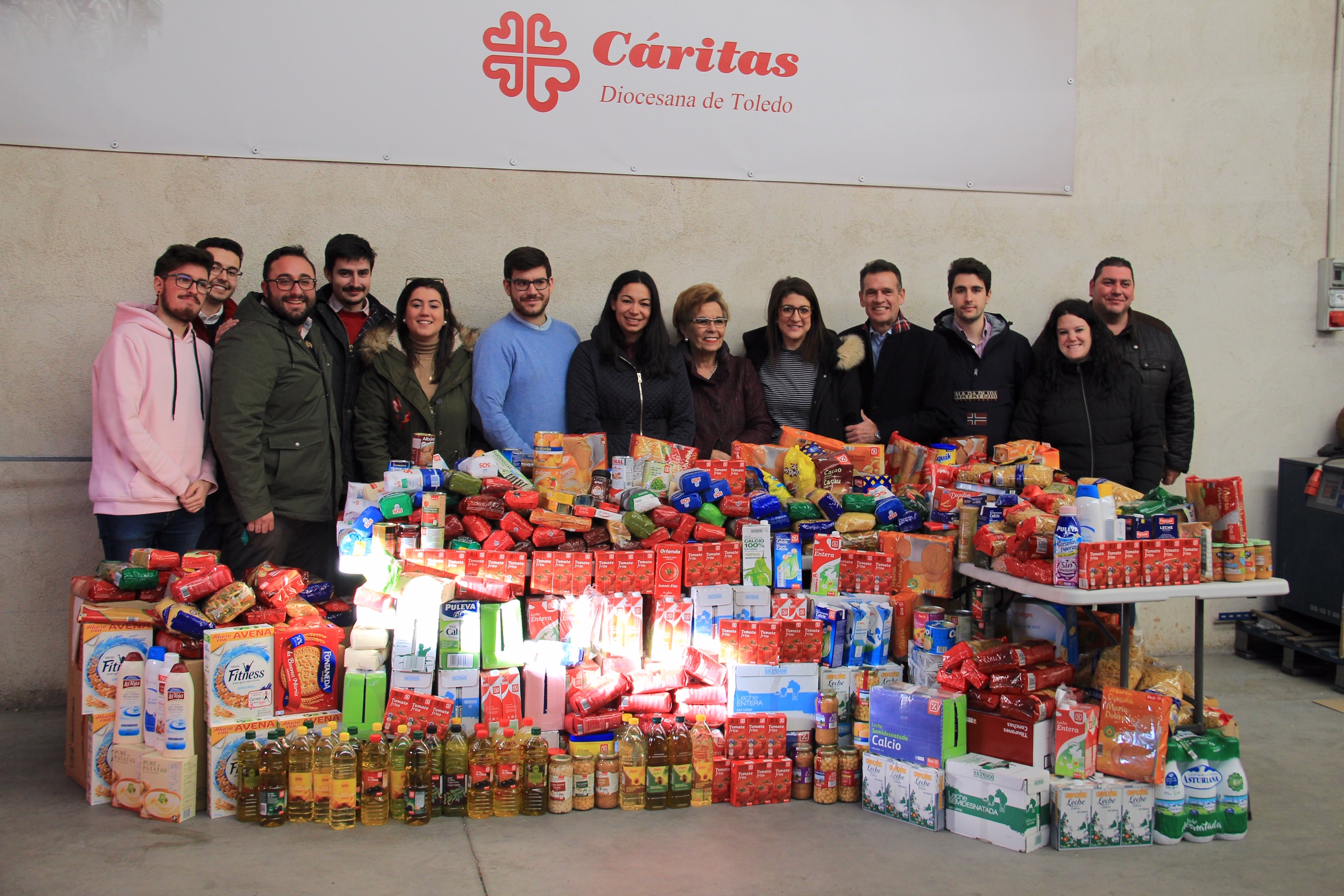 Los "populares de Toledo con los alimentos reunidos. nngg