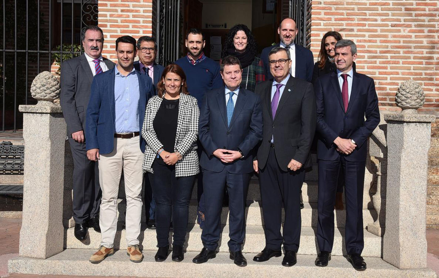 Page, durante su visita a Velada, ha anunciado que volverá a jurar bandera en cuanto pasen las elecciones de mayo