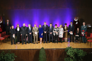 Todos los premiados, junto a la alcaldesa de Toledo, Milagros Tolón; el consejero de Educación, Cultura y Deporte, Ángel Felpeto; y el presidente de la Diputación de Toledo, Álvaro Gutiérrez