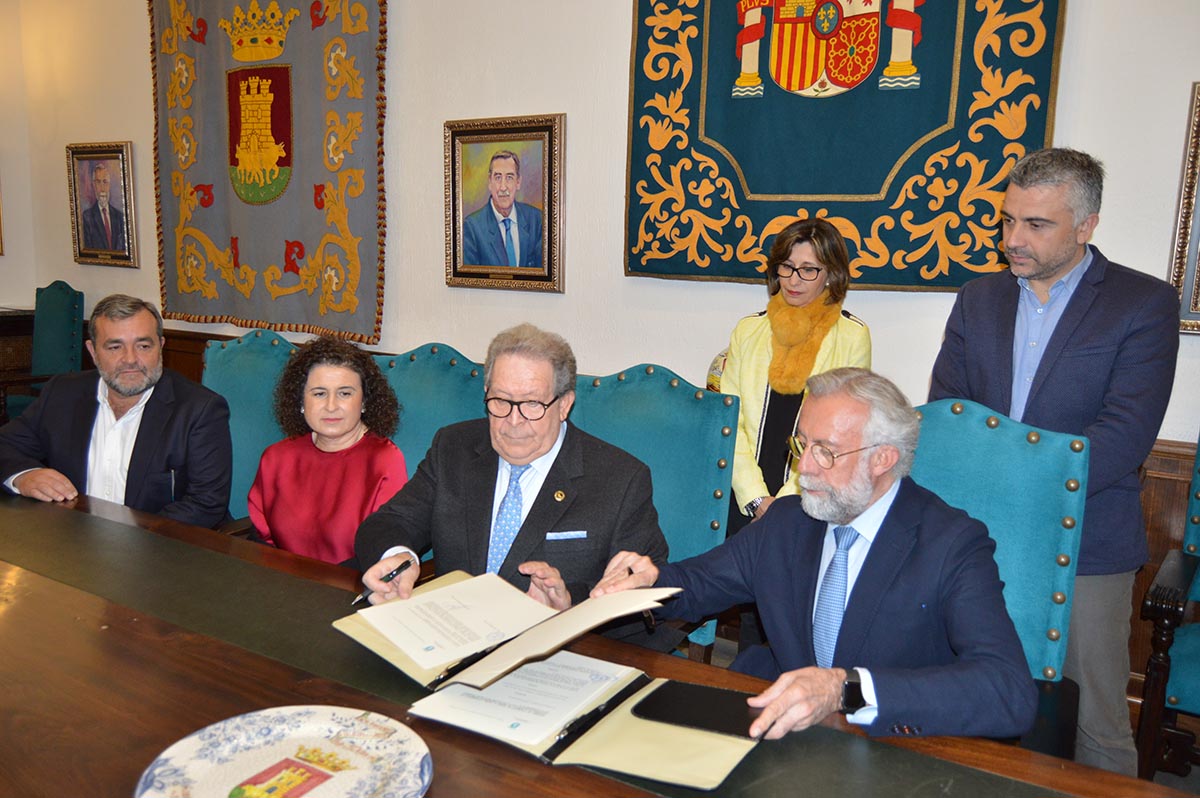 Jaime Ramos y Paulino Estrada, en la presentación del nuevo mural de cerámica