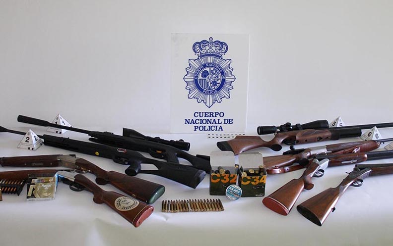 Armas incautadas a un hombre que se lió a perdigonazos en Albacete