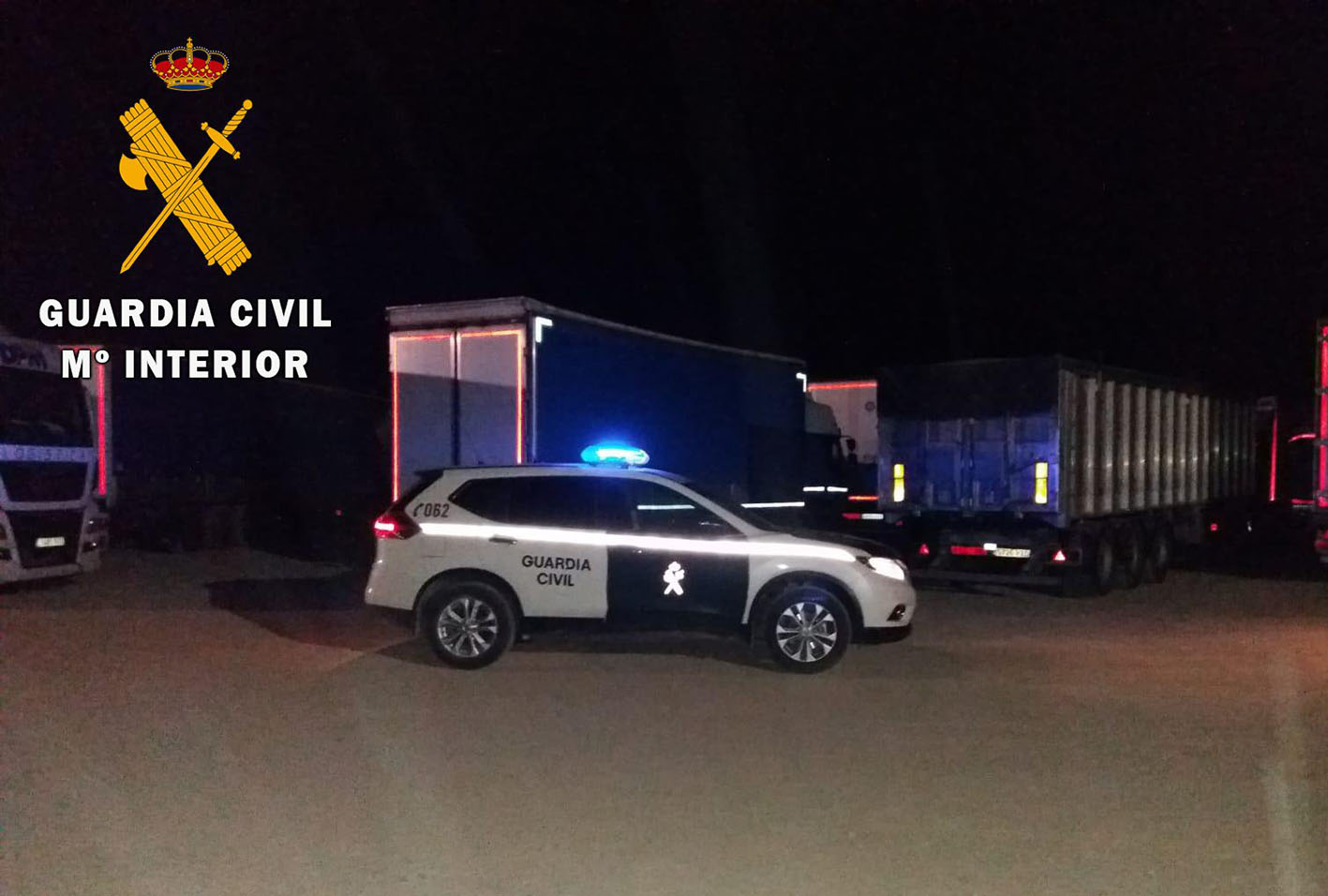 La Guardia Civil los sorprendió cuando ya habían rajado la lona de uno de los camiones estacionados en el área de descanso