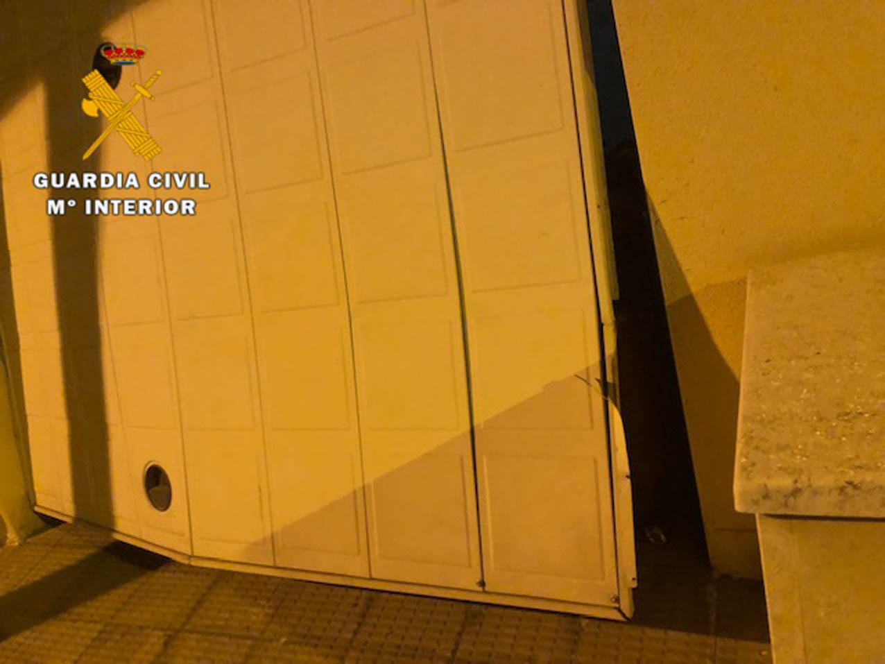Imagen de la puerta del garaje forzada en Seseña.