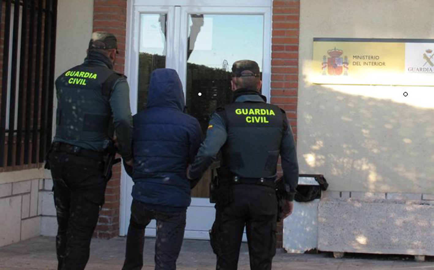 Uno de los detenidos es trasladado al cuartel de la Guardia Civil