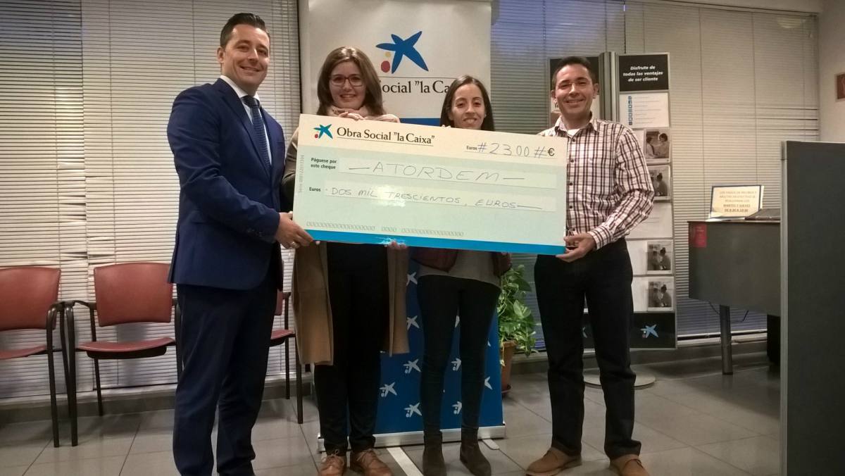 Entrega de la ayuda de la Caixa a la asociación Atordem.