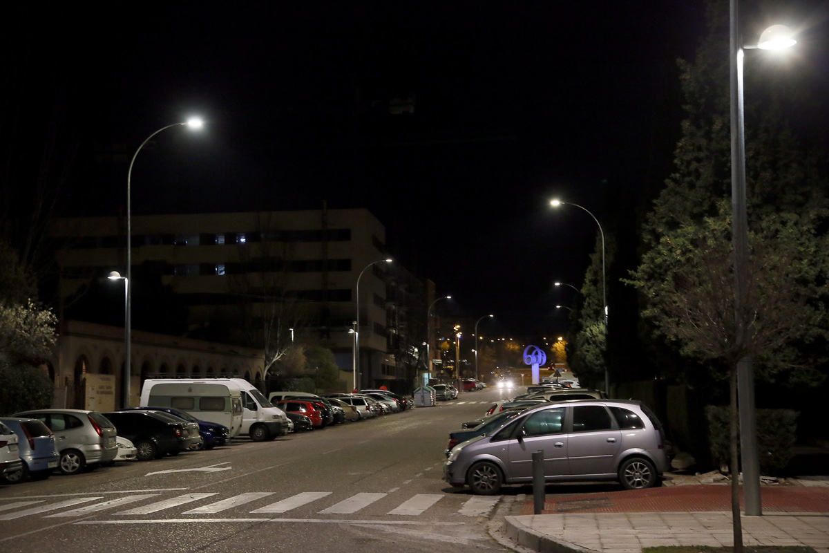 Nueva iluminación de la calle Valdemarías, en el Polígono de Toledo.