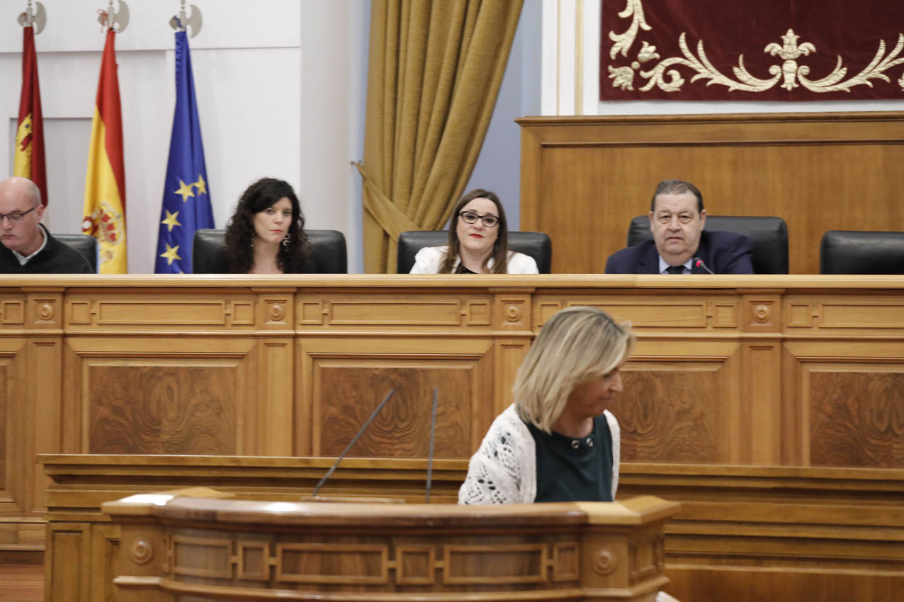 Ana Guarinos abandonando el Pleno de las Cortes de CLM.