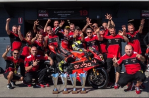 Álvaro Bautista y su equipo; el talaverano deslumbró en su estreno en superbikes