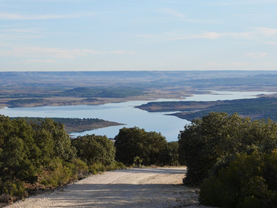 Embalse de Buendía visto desde la Peña del Reloj, en Sacedón. Foto: @TurismoSacedon. entrepeñas y buendía