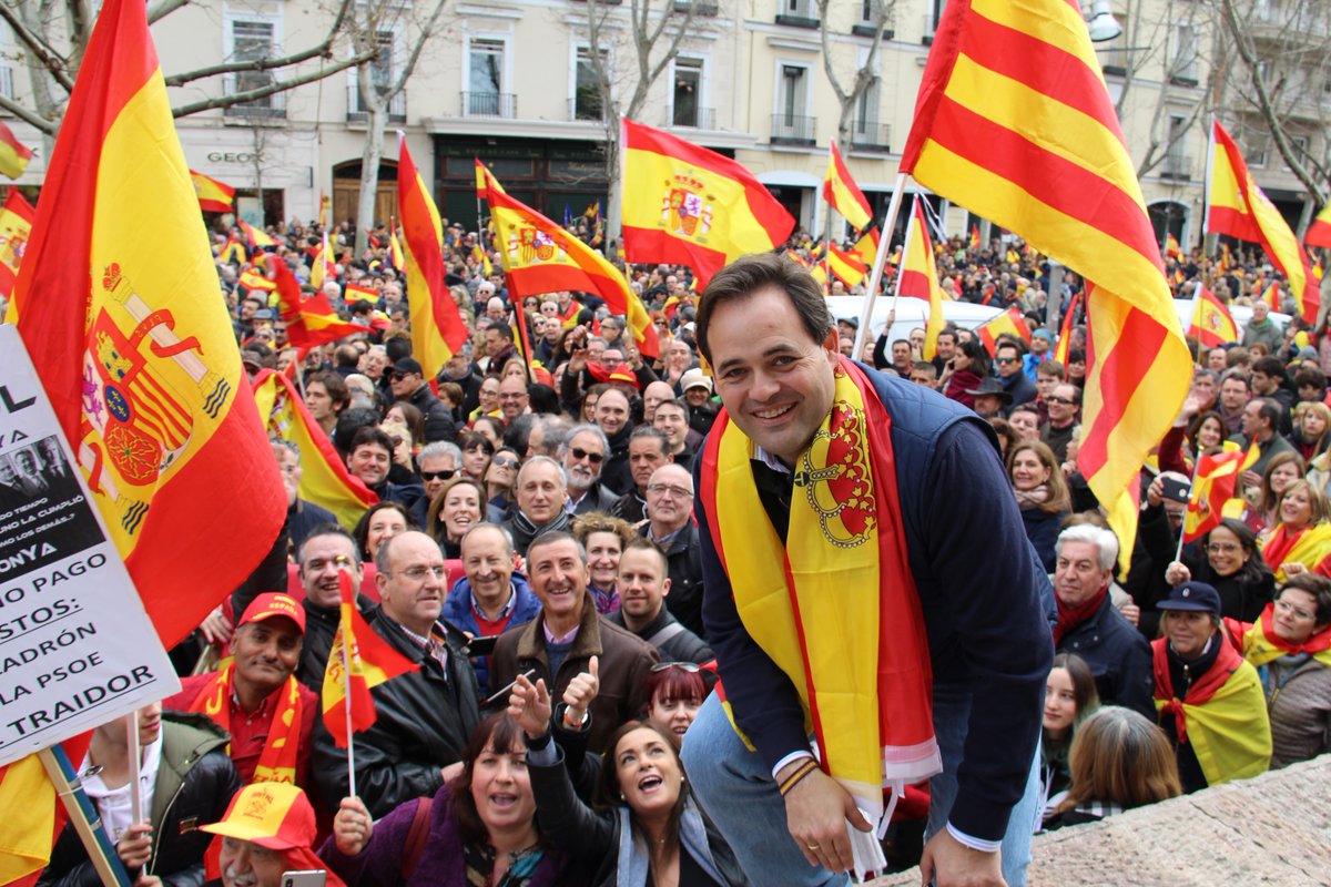 El presidente del PP de Castilla-La Mancha, Paco Núñez, junto a los manifestantes en Colón.