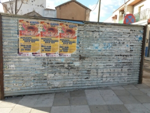 Carteles de un festival taurino tapando los del 8M en Illescas. 8M
