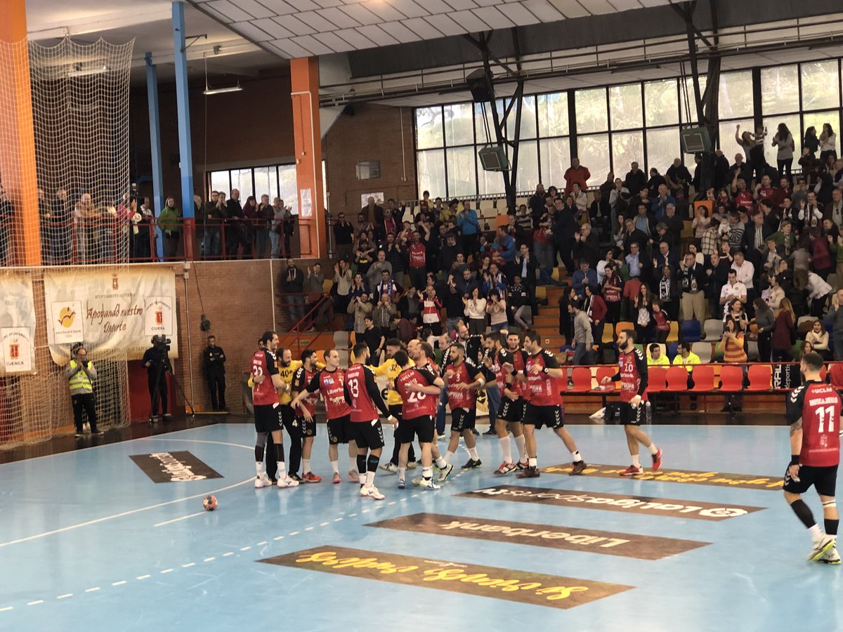 Los jugadores del Liberbank cuenca festejan el triunfo.