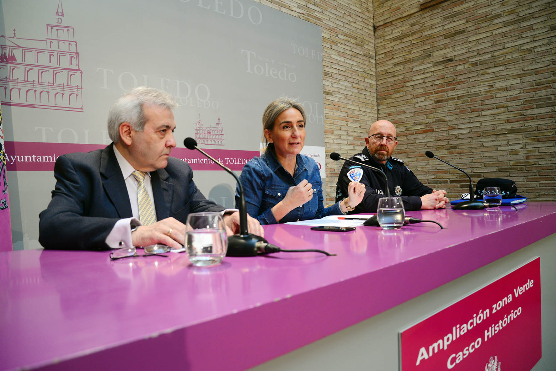 El concejal de Movilidad y Seguridad Ciudadana, Juan José Pérez del Pino, la alcaldesa de Toledo, Milagros Tolón, y el intendente de la Policía Local de Toledo, José Luis Martín Mora.