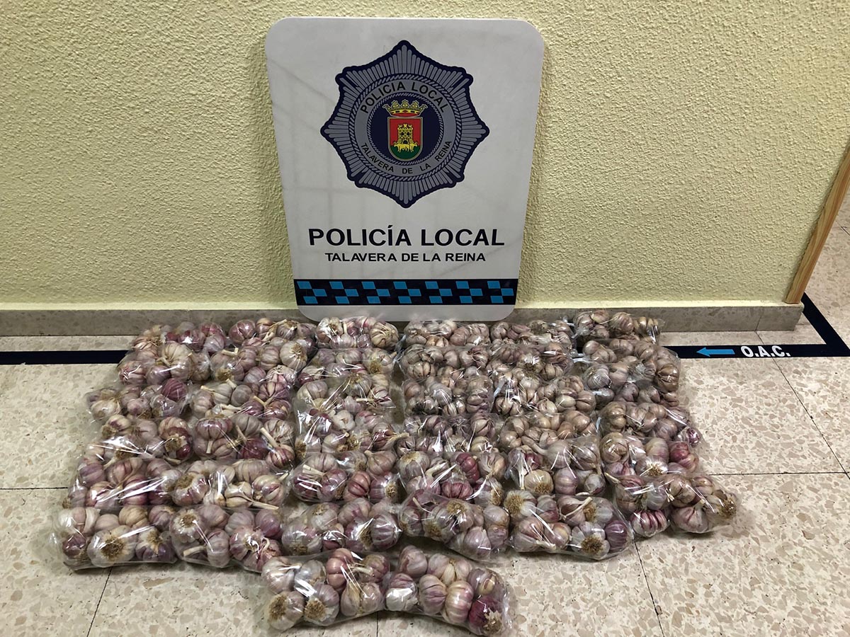 36 bolsas de ajos de venta ilegal incautados en el mercadillo semanal de Talavera