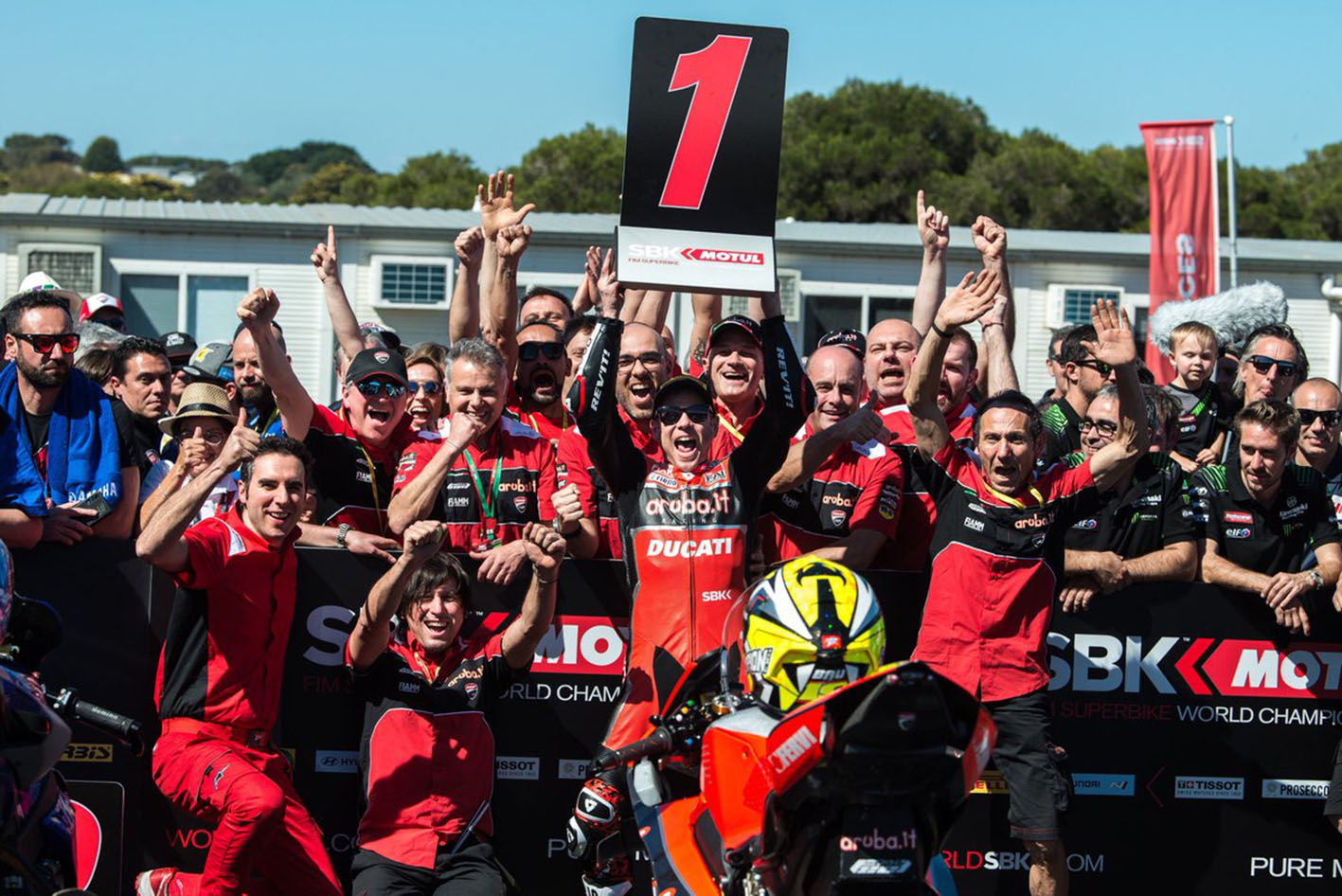 Álvaro Bautista, exultante junto a su equipo, tras vencer en la primera prueba del Mundial de Superbikes.