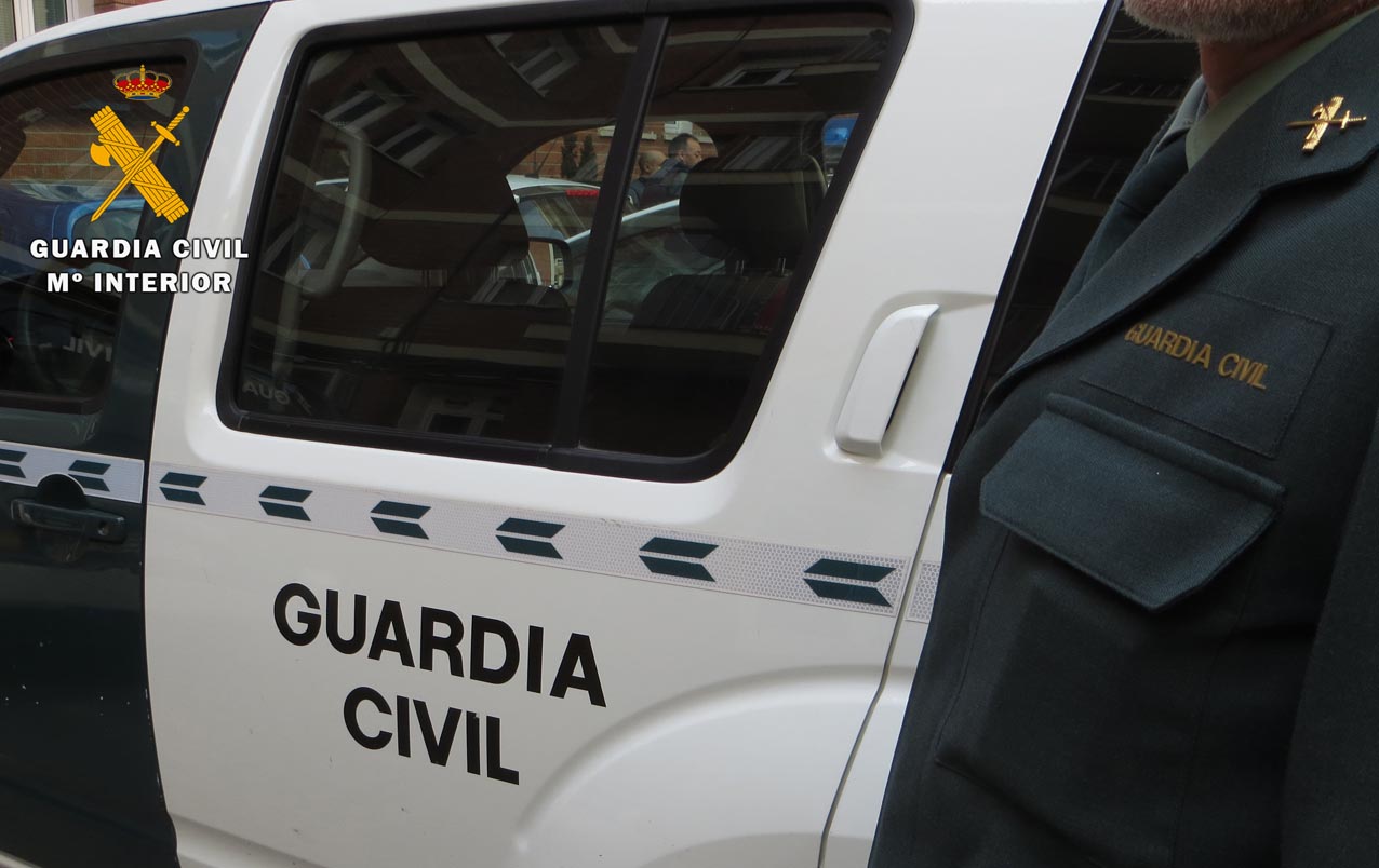 a-2 socovos exhibicionismo Imagen de archivo de un agente de la Guardia Civil junto con un vehículo del cuerpo.