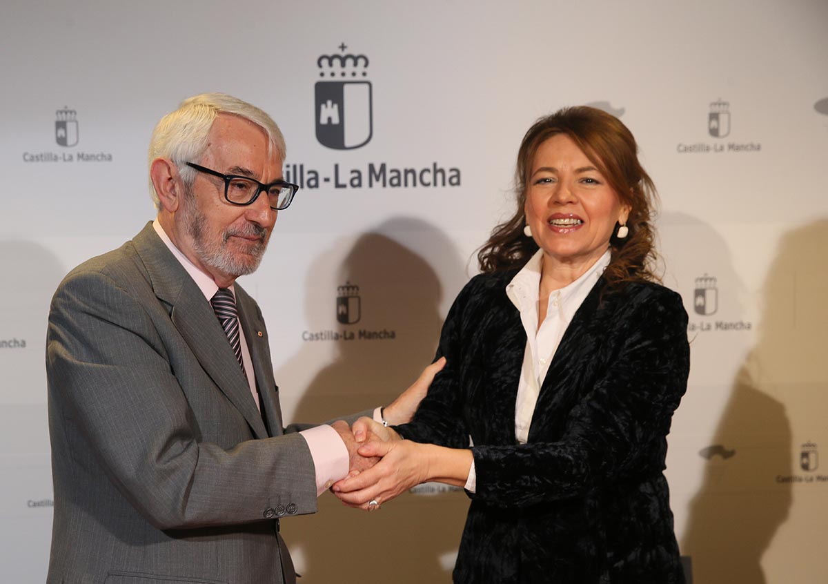 Aurelia Sánchez, firmando el convenio de la Junta con la Cruz Roja contra la pobreza energética