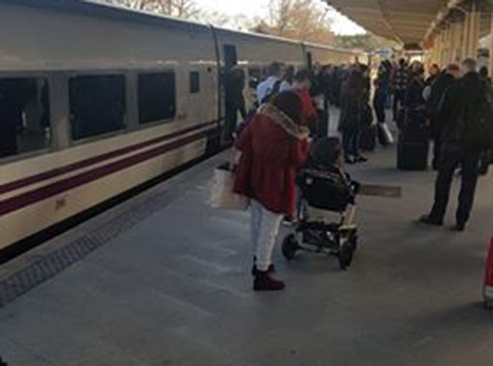 Los pasajeros han tenido que ser trasladados en autobuses ante una nueva avería del tren