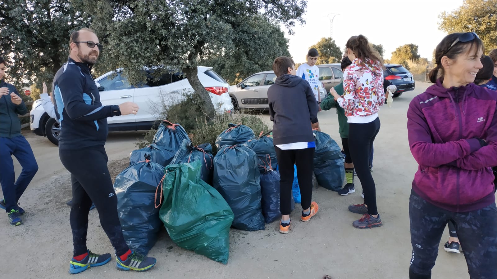 Algunas de las 25 bolsas con desperdicios que Toledo Orientación recogió en el Valle de Toledo.