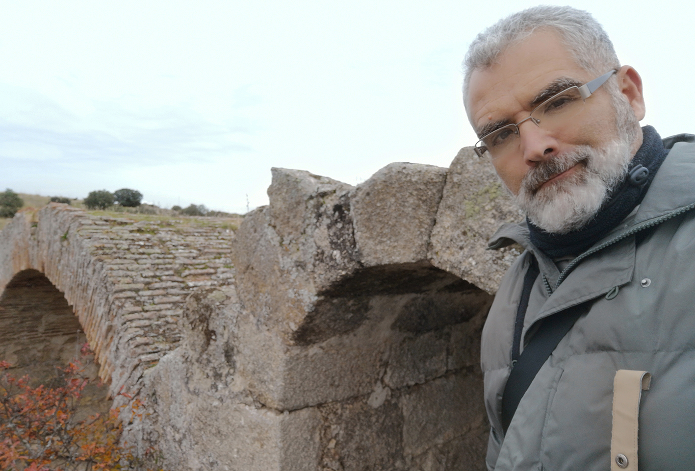 José Luis González Capilla, junto al puente romano de San Martín de Montalbán.