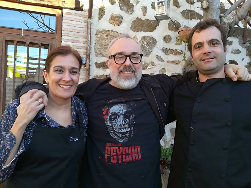 Álex de la Iglesia en el restaurante "La higuera de José", en Layos.