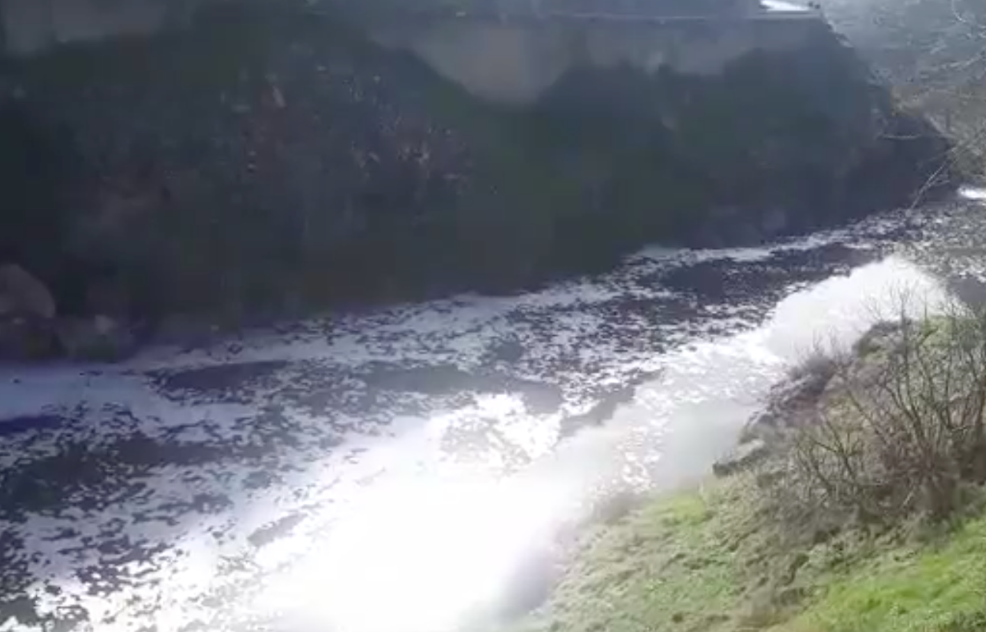 El Tajo a su paso por Toledo, lleno de espumas una vez más.