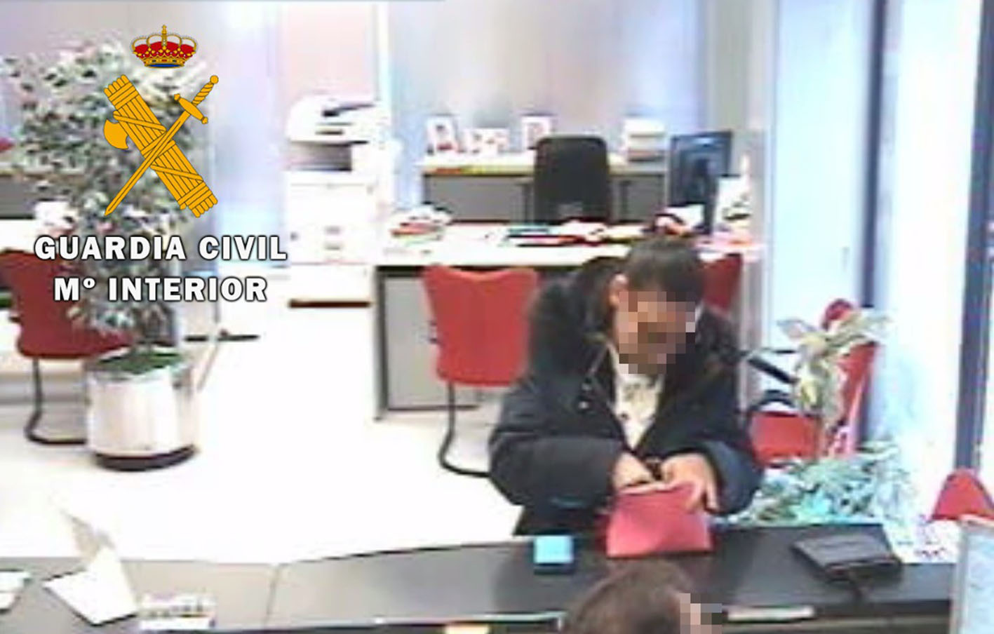 Una de las dos mujeres detenidas, en una entidad bancaria