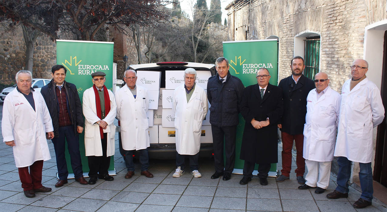Cipriano y sus inseparables batas blancas, junto a los responsables de Eurocaja Rural, Pieralisi, Oleotoledo y Uteco Toledo