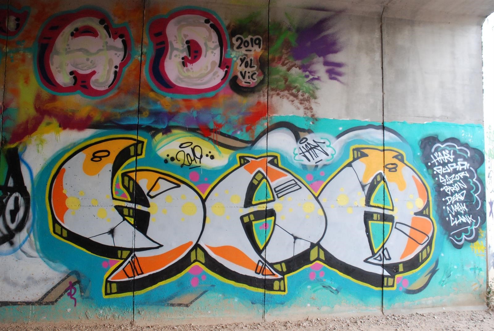 Grafitis en el puente de la CM-2110 en Cuenca.
