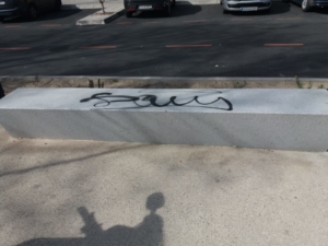 Uno de los variados grafitis pintados, ya borrados por el ayuntamiento, en las últimas horas.