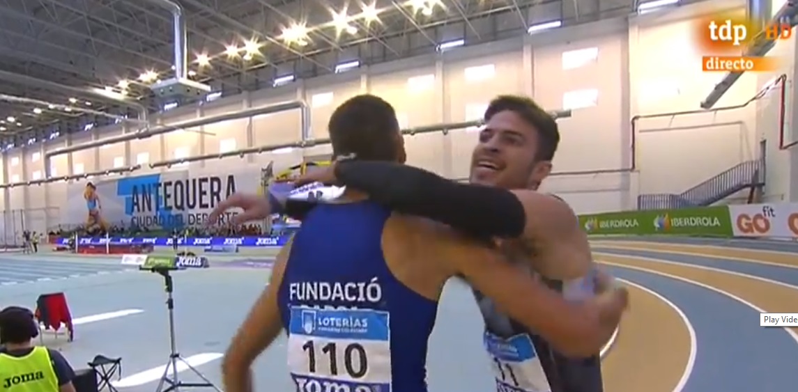 El abrazo de Husillos y Búa tras la final de 400.