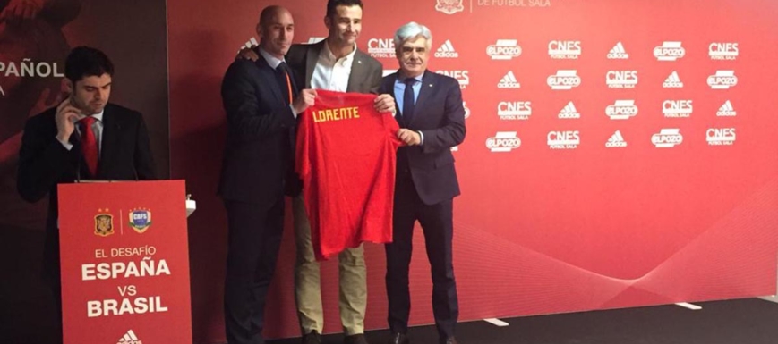 Javi Lorente, recibiendo la camiseta de Luis Rubiales