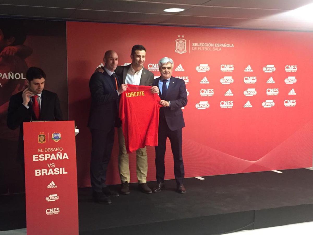 Javi Lorente, recibiendo la camiseta de Luis Rubiales