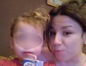 Jeyme junto a su hija.