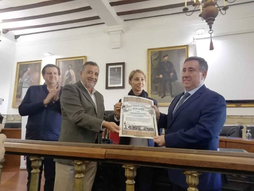 Marcelino Santiago (derecha) recibiendo el premio como ganador del Certamen Internacional "Ciudad de Úbeda".