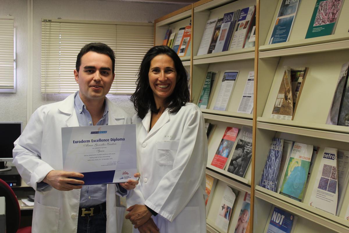 A la izquierda, el médico del hospital de Toledo, Álvaro González Cantero.