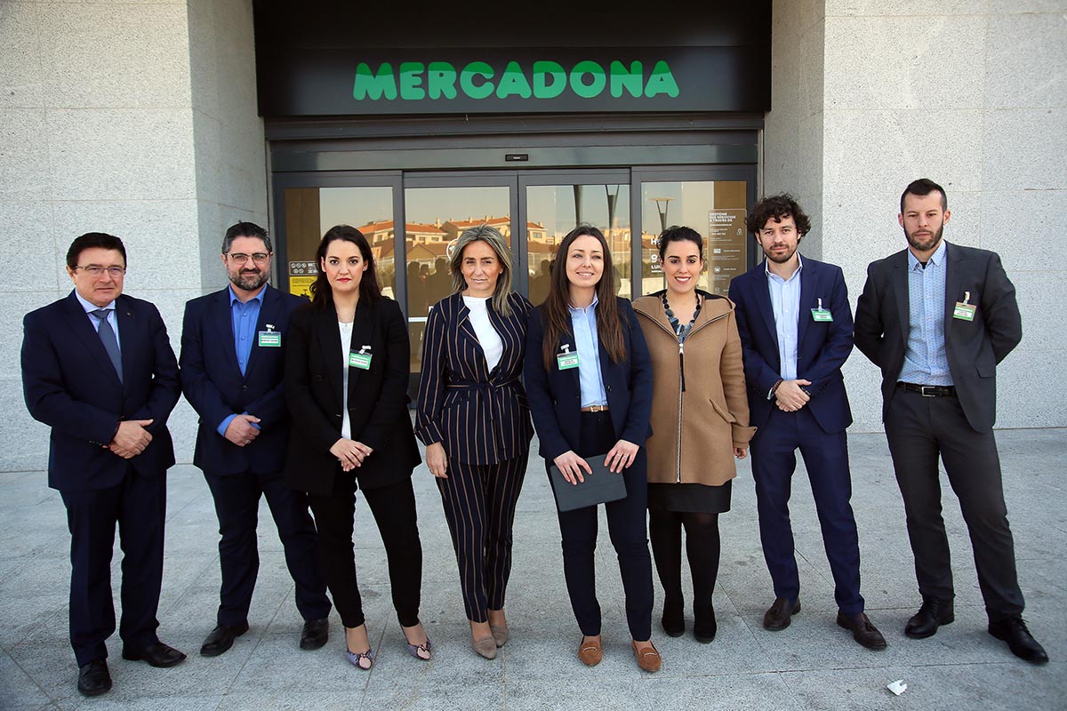 La alcaldesa, durante su visita a la nueva Mercadona en Toledo