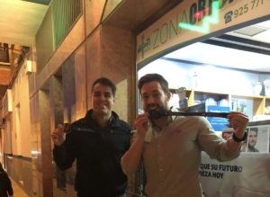Los dos nadadores del Club Liberbank Natación Monteverde, con sus medallas