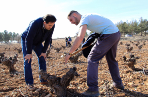 Paco Núñez, junto a un agricultor en Miguel Esteban (Toledo).