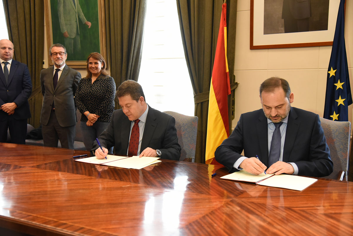 Firma del protocolo entre José Luis Ábalos y Emiliano García-Page.