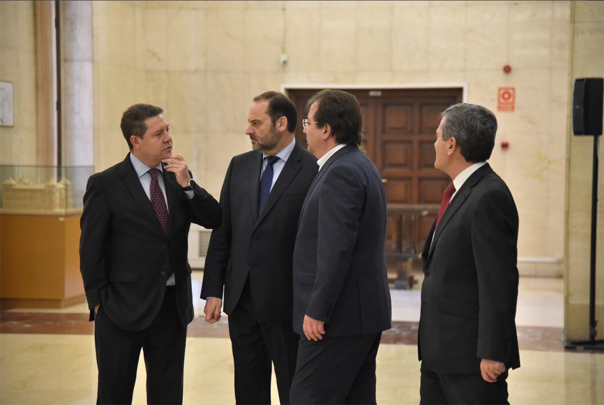 Page, Ábalos y Guillermo Fernández Vara (presidente de Extremadura), en la presentación del Corredor Atlántico