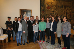 Page junto a los representantes de Down Toledo y Cruz Roja.