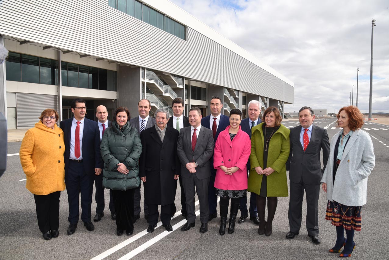 Foto de familia en el Aeropuerto de Ciudad Real.