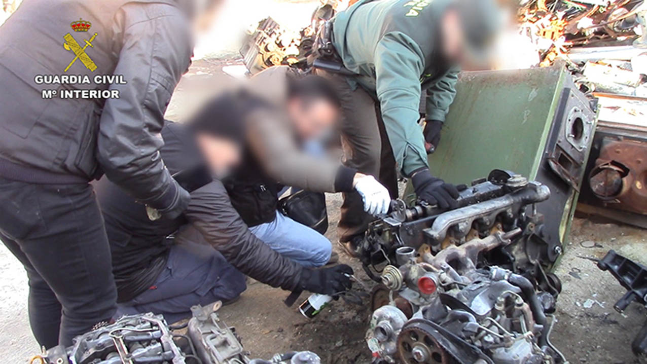 Los agentes de la Guardia Civil inspeccionan un motor que estaba en el asentamiento de Pantoja.